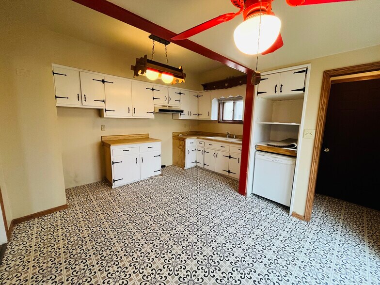 More Photos Of 919 S Pine St, Norfolk Flex For Sale