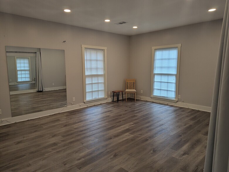 More Photos Of 555 Research Dr, Athens Office For Sale