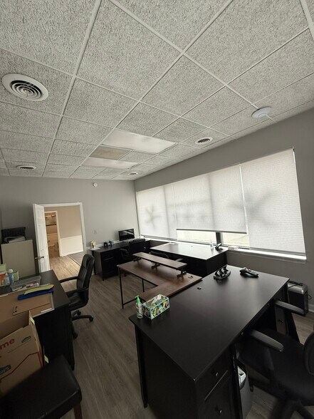 More Photos Of 114 S Maple St, Winchester Office For Lease