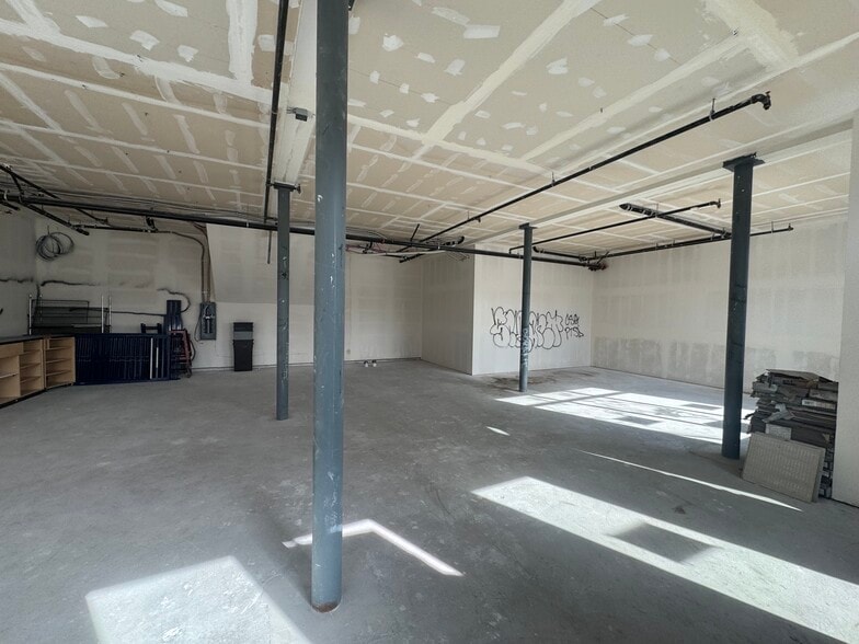 More Photos Of 980 W Grand Ave, Oakland Storefront For Sale