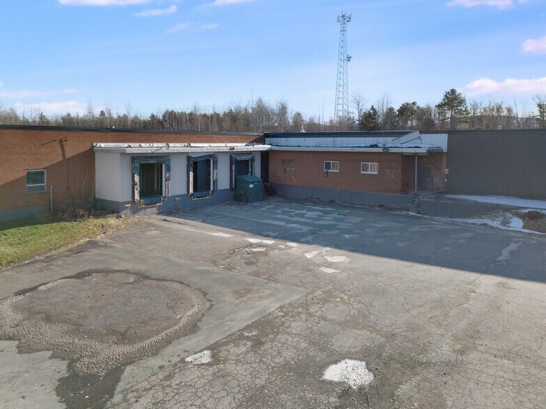 More Photos Of 135 Rue Dean, Cowansville Industrial For Lease
