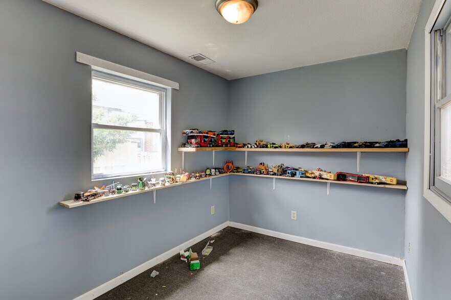 More Photos Of 206 & 208 S Meridian St, Washington Office For Sale