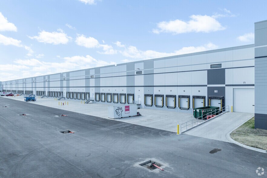 More Photos Of 5301 W Roosevelt Rd, Cicero Distribution For Lease
