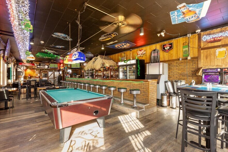 More Photos Of 1034 8th St, Onawa Bar For Sale