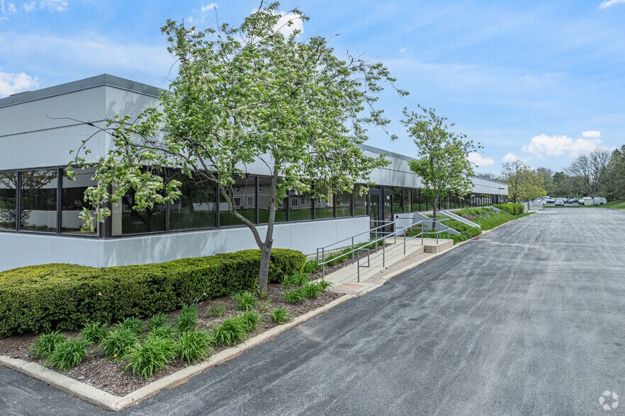More Photos Of 901-939 Parkview Blvd, Lombard Office For Lease