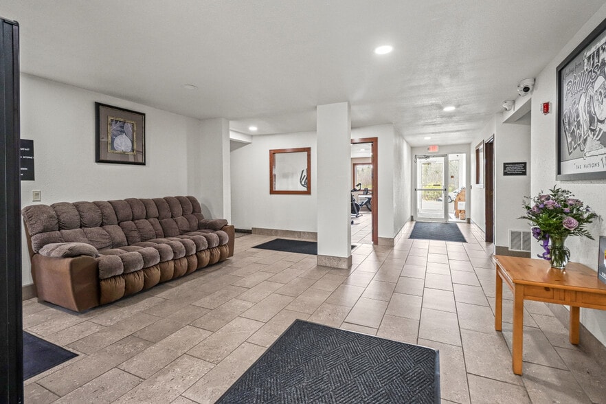 More Photos Of 726 S Lake Ave, Phillips Hotel For Sale