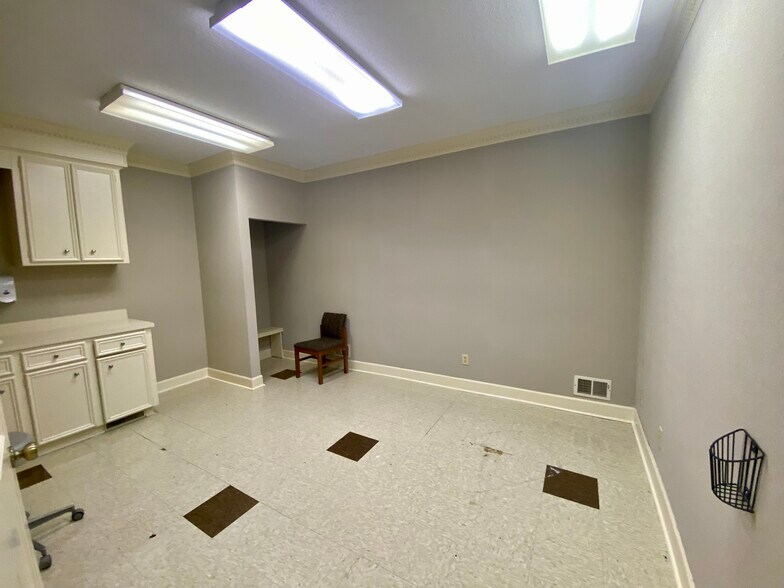 More Photos Of 7041 St Andrews Rd, Columbia Medical For Lease