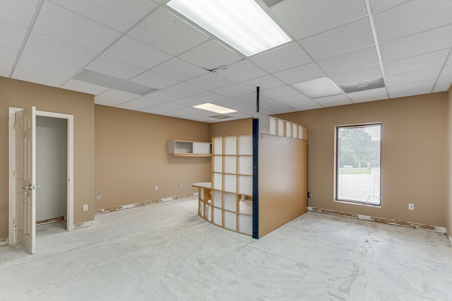 More Photos Of 6724 Cleveland Hwy, Clermont Warehouse For Lease