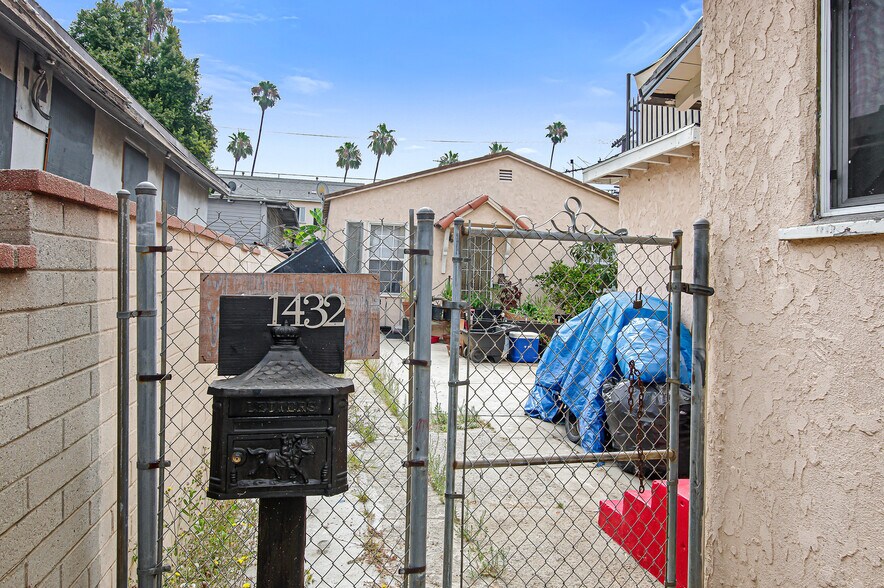 More Photos Of 1432 S Cloverdale Ave, Los Angeles Apartments For Sale