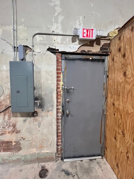 More Photos Of 400 Procter St, Port Arthur Warehouse For Lease