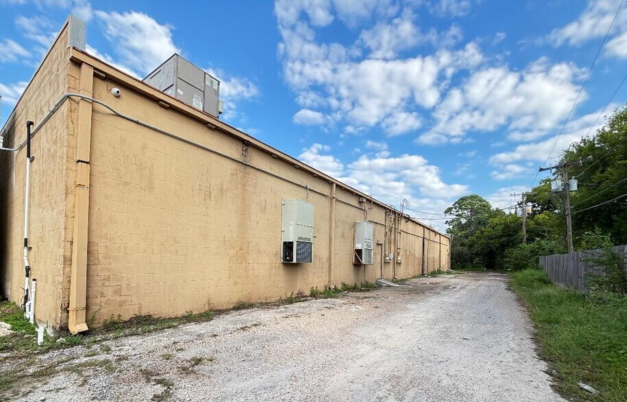 More Photos Of 1017 Bayou Rd, La Marque Storefront For Sale