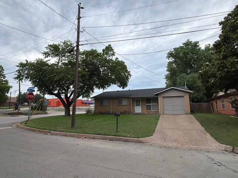 More Photos Of 201 Cottonwood St, Weatherford Freestanding For Sale