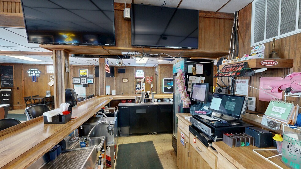 More Photos Of 46 S Leavitt Rd, Leavittsburg Bar For Sale