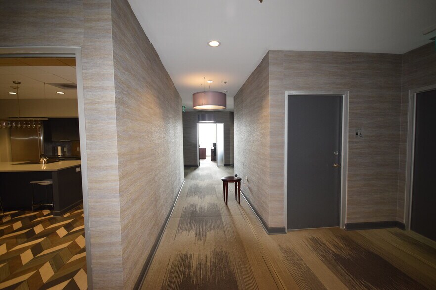 More Photos Of 5 Statehouse Plz, Little Rock Office For Sale