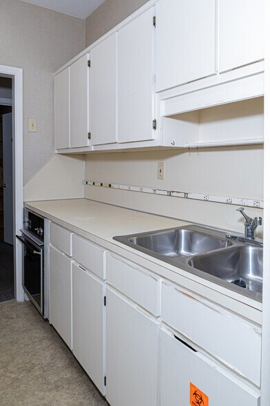 More Photos Of 3830 Rosemont Dr, Columbus Office For Sale