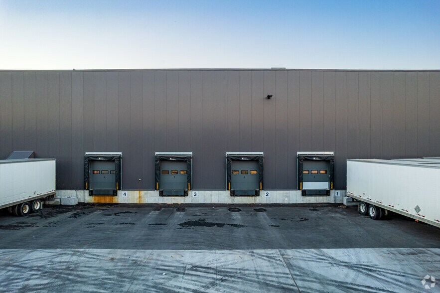 More Photos Of 11235 Boul Métropolitain E, Montréal Distribution For Lease