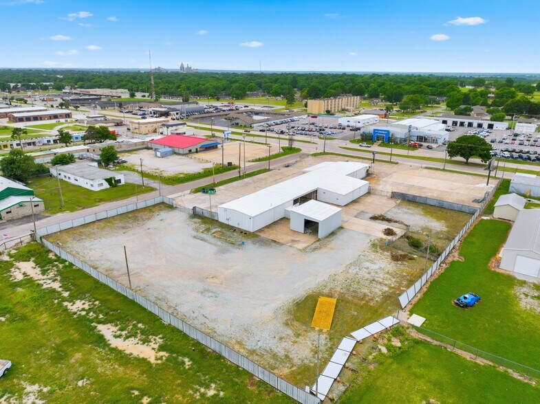 More Photos Of 1300 N Broadway Ave, Ada Warehouse For Sale