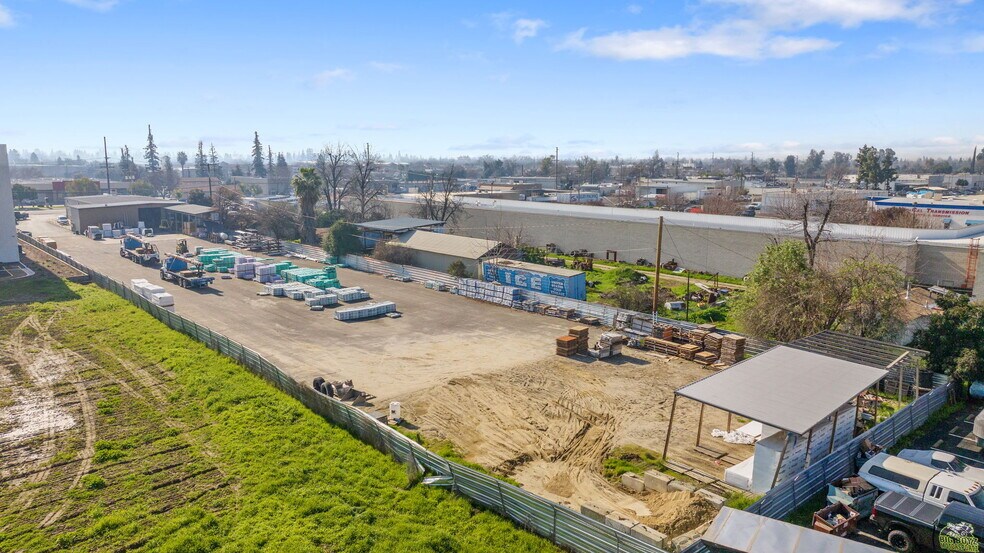 More Photos Of 1746 E Mineral King Ave, Visalia Warehouse For Lease
