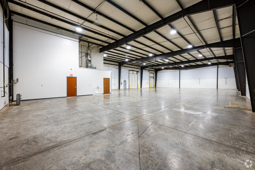 More Photos Of 4036 Perry Blvd, Whitestown Warehouse For Lease
