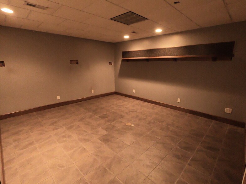More Photos Of 145 1st Dr NE, New Philadelphia Flex For Lease