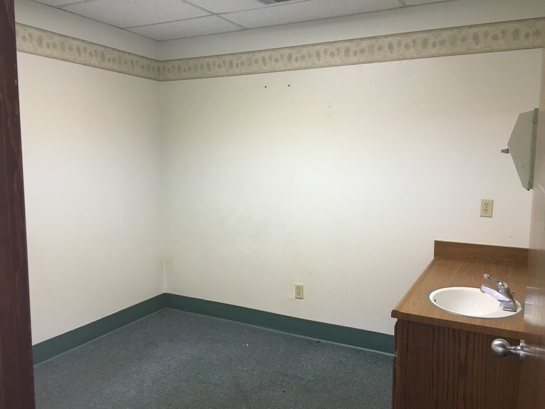 More Photos Of 15963 Quantico Rd, Apple Valley Medical For Lease
