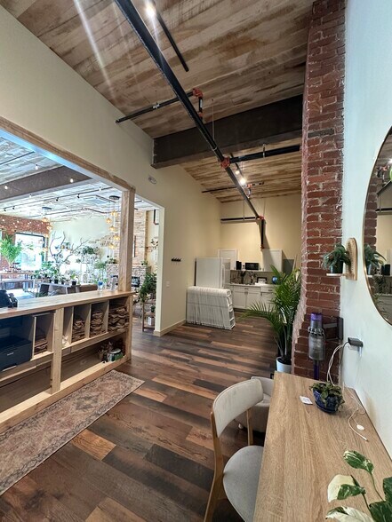 More Photos Of 154 S Main St, Zelienople Freestanding For Lease