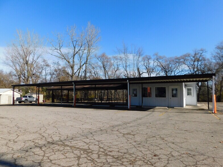 More Photos Of 606 N Jefferson St, Silver Lake General Retail For Sale