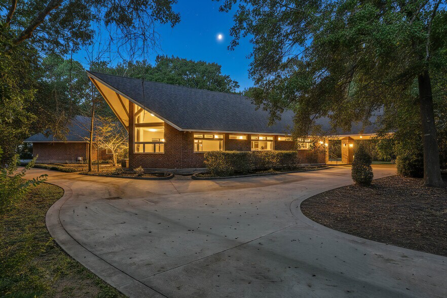 More Photos Of 16621 Hereford Dr, Tomball Flex For Sale