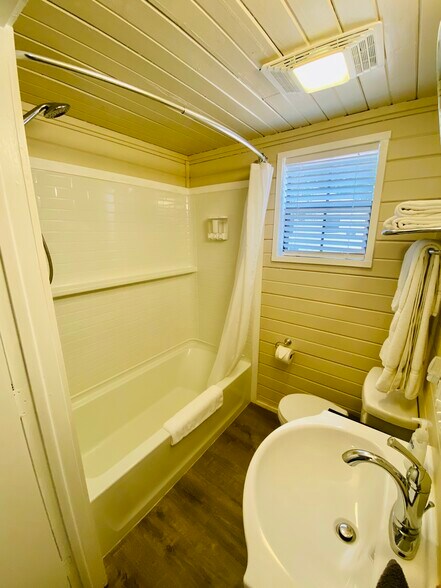 More Photos Of 104 Scudder Ln, Wimberley Hotel For Sale