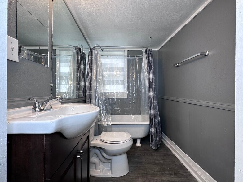 More Photos Of 1106 Esplanade St, Marshall Apartments For Sale