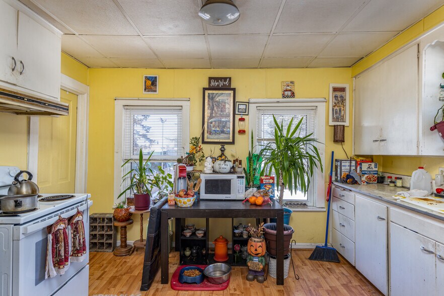 More Photos Of 501 S Douglas St, Appleton General Retail For Sale