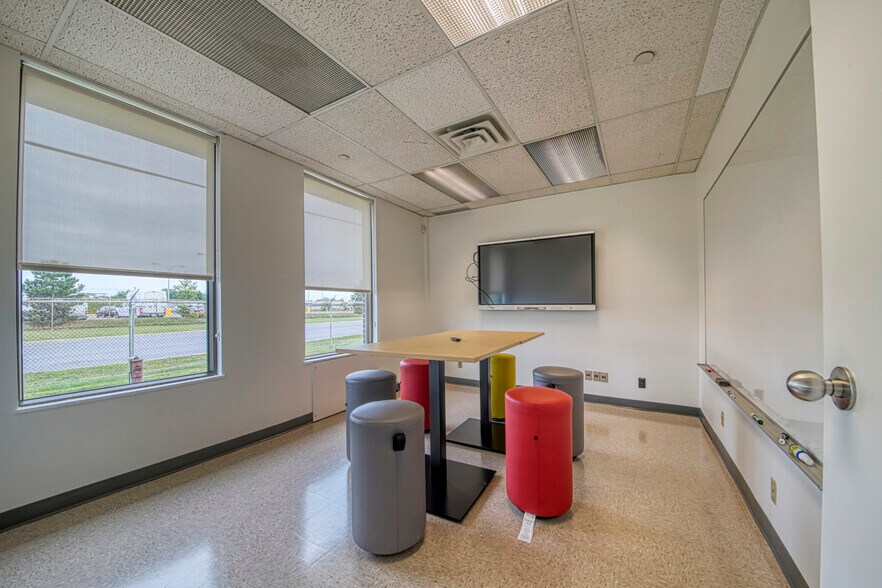 More Photos Of 1265-1325 Rue Industrielle, La Prairie Warehouse For Lease