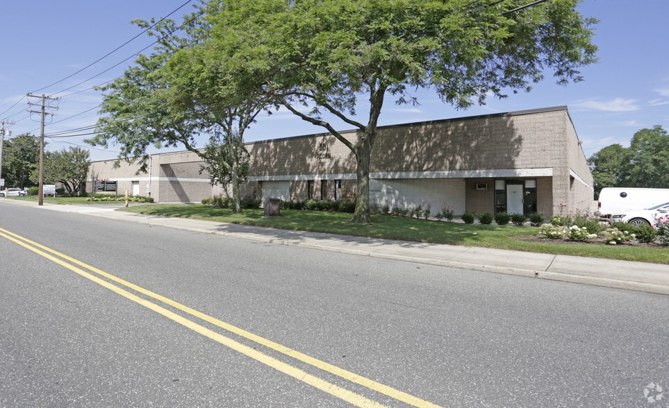 More Photos Of 561 Acorn St, Deer Park Warehouse For Lease