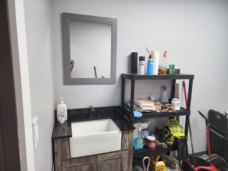 More Photos Of 1280-1330 Powis Rd, West Chicago Truck Terminal For Sale