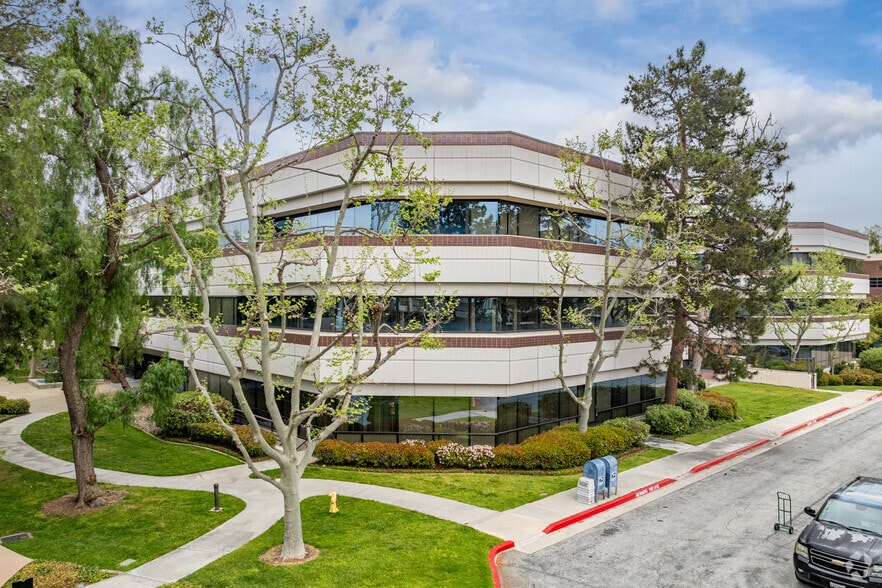 More Photos Of 21860 Burbank Blvd, Woodland Hills Office For Lease