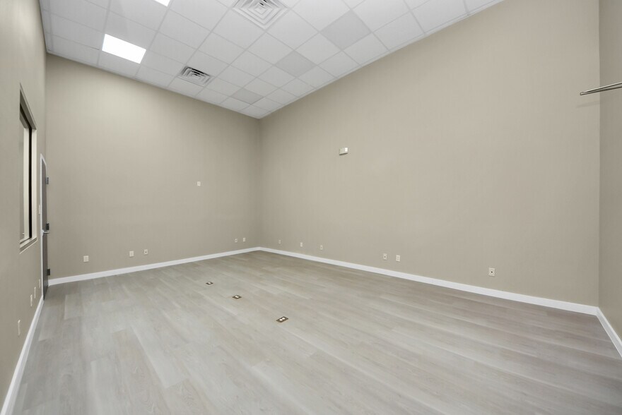 More Photos Of 1563 Live Oak St, Webster Office For Sale