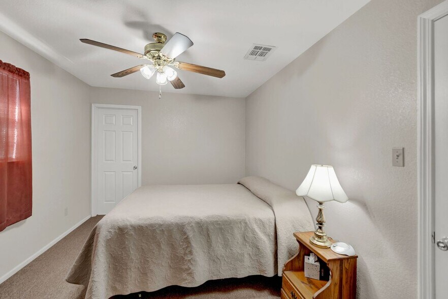 More Photos Of 389 Interstate 35 S, Devine Unknown For Lease