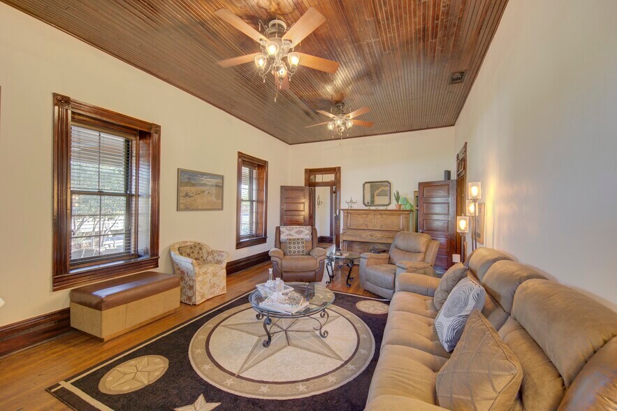 More Photos Of 405 W Avenue E, Alpine Specialty For Sale