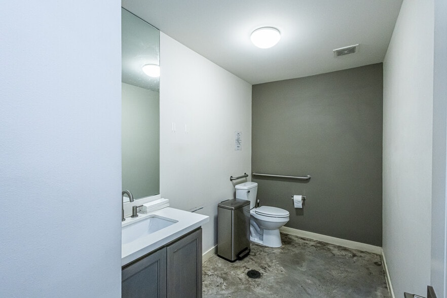 More Photos Of 302 Crossroads Loop, Laredo Office For Lease