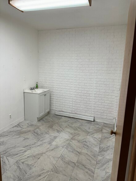 More Photos Of 3489 N 76th St, Milwaukee Office For Sale