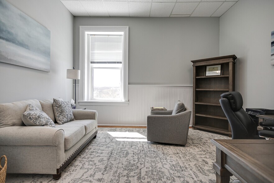 More Photos Of 809 S Main St, Columbia Office For Sale