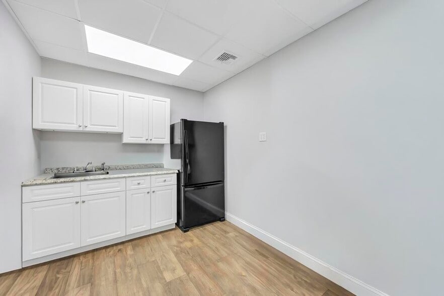 More Photos Of 2231 Fifth Ave, Ronkonkoma Warehouse For Sale