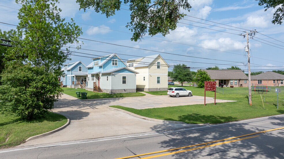 Primary Photo Of 1804 SW Barnard St, Glen Rose Apartments For Sale