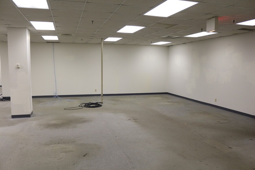 More Photos Of 300 W Jefferson St, Springfield Office For Lease