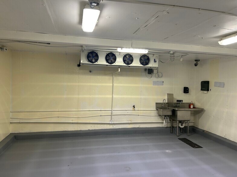 More Photos Of 174 NW 9th ave, Mulberry Distribution For Sale