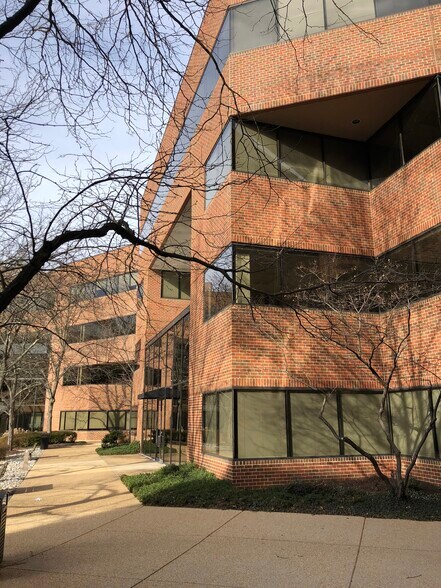 More Photos Of 1604 Spring Hill Rd, Vienna Office For Lease