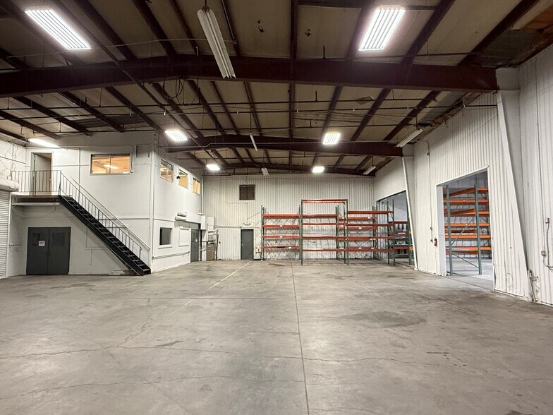 More Photos Of 1315 Lamar St, Lakewood Warehouse For Sale
