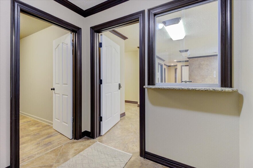 More Photos Of 21232 Ih 10, Vidor Warehouse For Lease