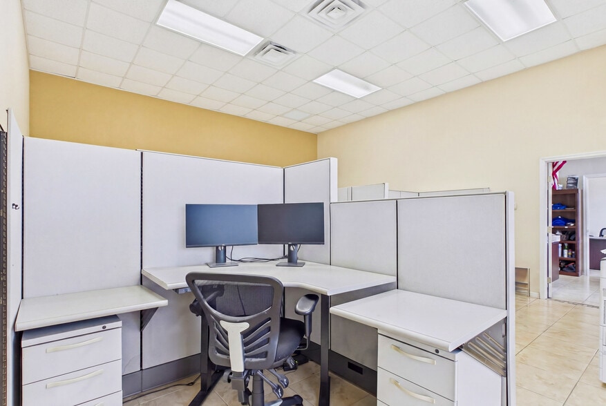 More Photos Of 1010 NE 9th St, Cape Coral Office For Sale