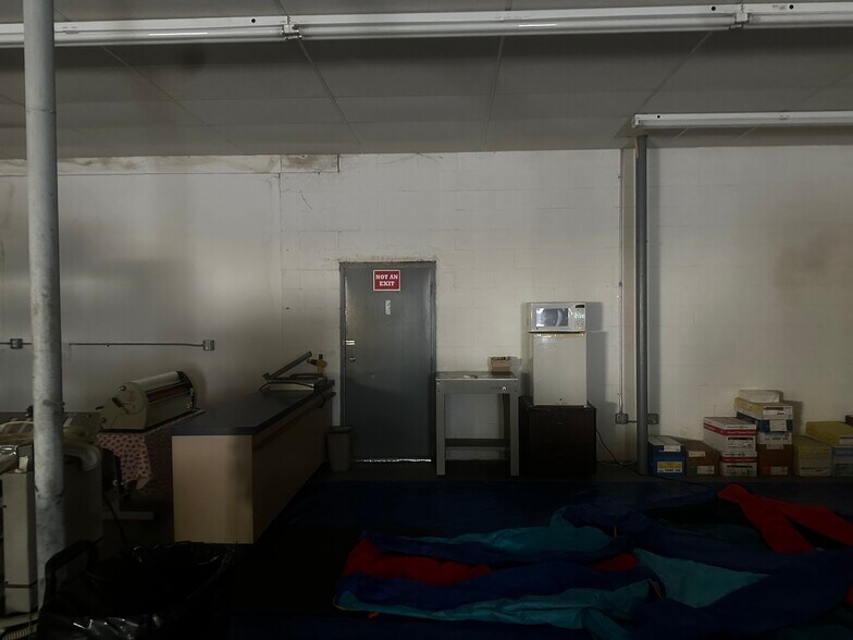 More Photos Of 852 W 5th St, Washington Storefront Retail Office For Sale